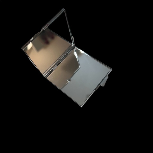 GORGEOUS CRYSTAL EMBELLISHED WHITE COMPACT WITH DOUBLE HEARTS - Picture 6 of 6